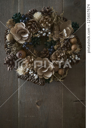 Christmas wreath on a wooden wall 125607674