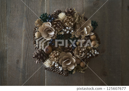 Christmas wreath on a wooden wall Christmas wreath on a wooden wall 125607677