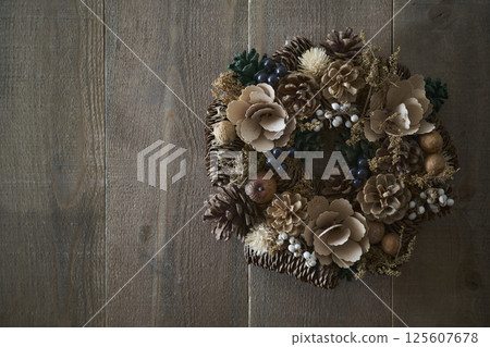 Christmas wreath on a wooden wall 125607678