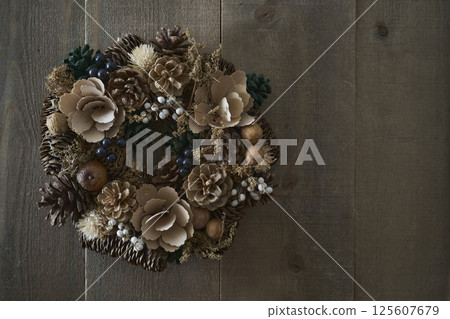 木牆上的聖誕花環 125607679