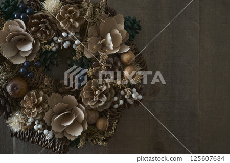 木牆上的聖誕花環 125607684