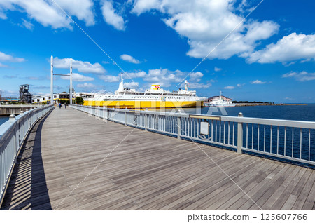 [Aomori Port: Aomori Bay Area] The pedestrian bridge in the Aomori Bay Area is called Love Bridge 125607766