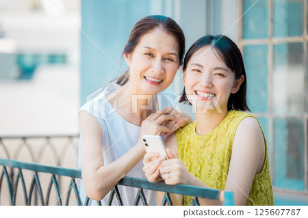 女性在女孩旅行中拍照度假村旅行圖像 125607787