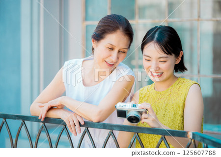 女性在女孩旅行中拍照度假村旅行圖像 125607788