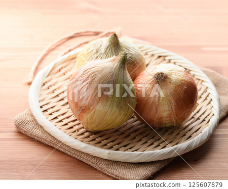 濾鍋中的新鮮洋蔥 125607879