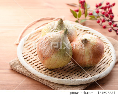 濾鍋中的新鮮洋蔥 濾鍋中的新鮮洋蔥 125607881