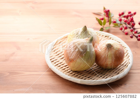 濾鍋中的新鮮洋蔥 125607882