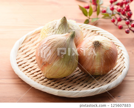 濾鍋中的新鮮洋蔥 濾鍋中的新鮮洋蔥 125607883