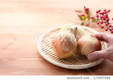 濾鍋中的新鮮洋蔥 濾鍋中的新鮮洋蔥 125607886