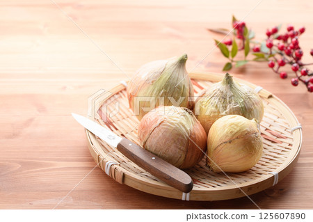 濾鍋中的新鮮洋蔥 濾鍋中的新鮮洋蔥 125607890