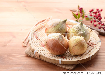 濾鍋中的新鮮洋蔥 125607895