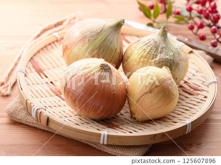 濾鍋中的新鮮洋蔥 125607896