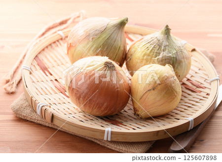 New onions in a colander 125607898