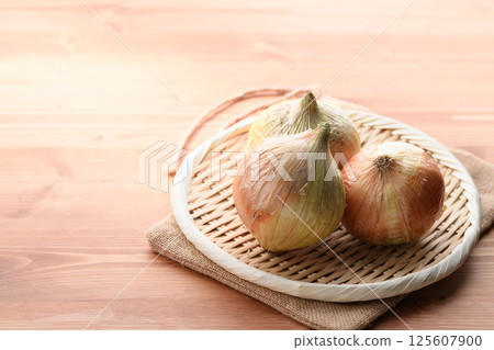 New onions in a colander 125607900