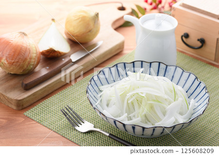 Onion slice salad (new onions) 125608209