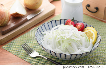 Onion slice salad (new onions) 125608216
