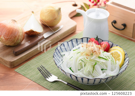 Onion slice salad (new onions) 125608223