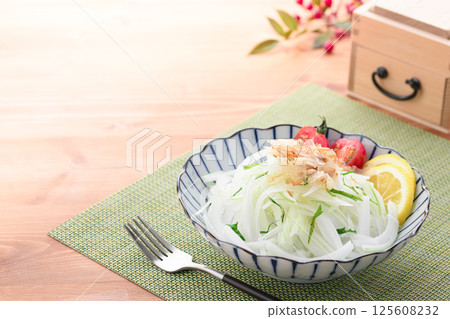 Onion slice salad (new onions) 125608232