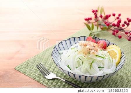 Onion slice salad (new onions) Onion slice salad (new onions) 125608233