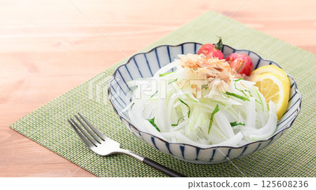 Onion slice salad (new onions) 125608236