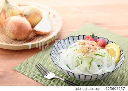 Onion slice salad (new onions) 125608237