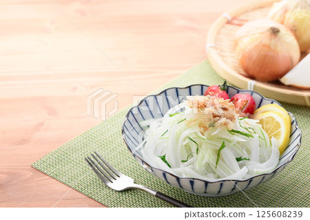 Onion slice salad (new onions) 125608239