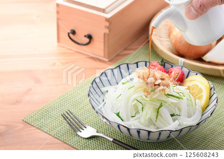 Onion slice salad (new onions) 125608243