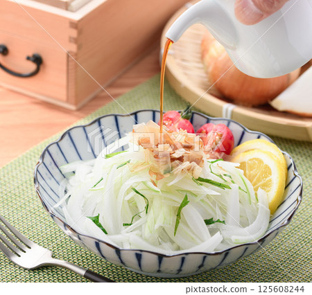 Onion slice salad (new onions) 125608244