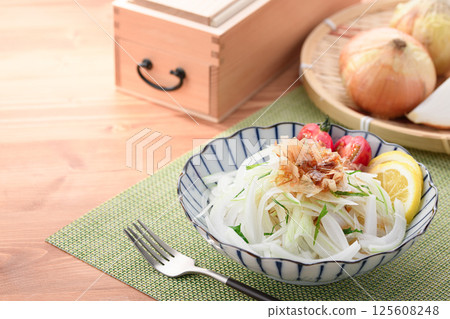Onion slice salad (new onions) 125608248