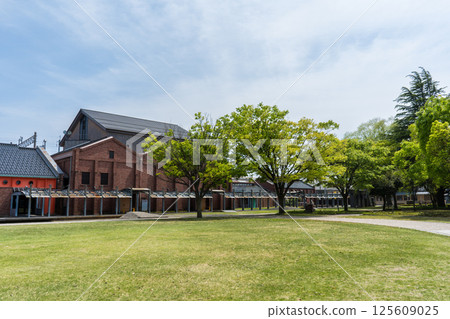 晴朗的藍天和金澤市民藝術村以及毗鄰的大和町廣場的圖像 |石川縣金澤市 晴朗的藍天和金澤市民藝術村以及毗鄰的大和町廣場的圖像 |石川縣金澤市 125609025