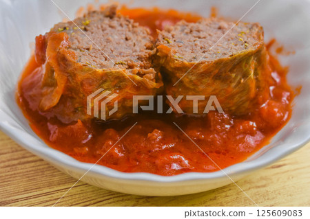 Lettuce rolls in tomato sauce 125609083