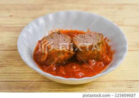 Lettuce rolls in tomato sauce 125609087
