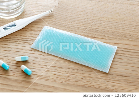 發燒時使用的冷卻凝膠片 發燒時使用的冷卻凝膠片 125609410