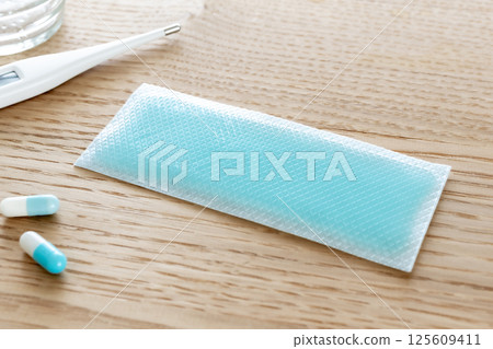 發燒時使用的冷卻凝膠片 發燒時使用的冷卻凝膠片 125609411