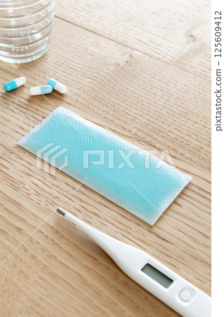 發燒時使用的冷卻凝膠片 發燒時使用的冷卻凝膠片 125609412