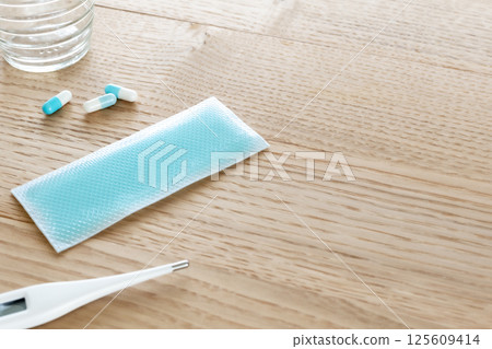 發燒時使用的冷卻凝膠片 125609414