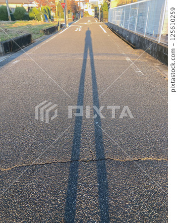 路上長長的影子 125610259