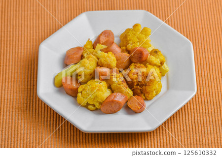 咖哩炒花椰菜和香腸 125610332