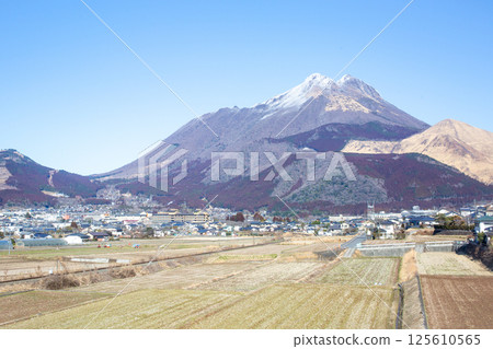 冬天的由布院 由布山的降雪和藍天 125610565