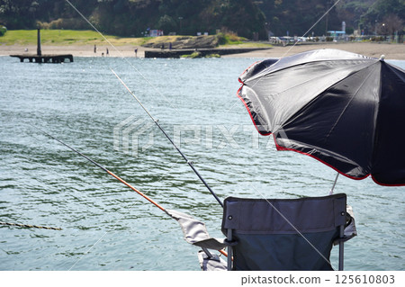 從海裡的椅子上伸出一根釣魚竿從後面拍攝；海底撈的形象；愛好 125610803