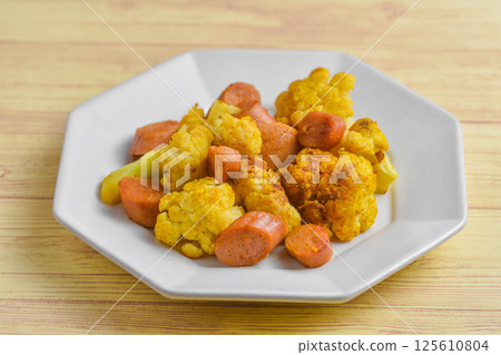 咖哩炒花椰菜和香腸 125610804