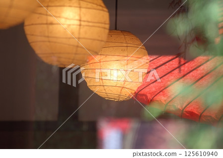 透過窗玻璃照射進來的日式紙燈籠的光芒 125610940