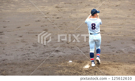 Left-handed pitching form 125612610