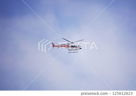 直升飛機在天上飛 125612623