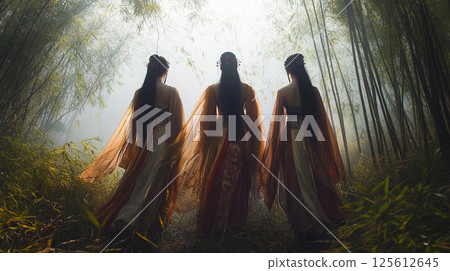 樹林裡依偎的情侶 125612645