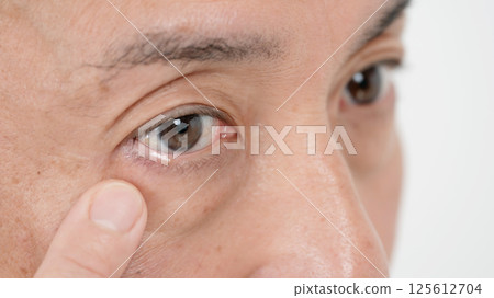 男性眼睛 眼睛脆弱 男性眼睛 眼睛脆弱 125612704