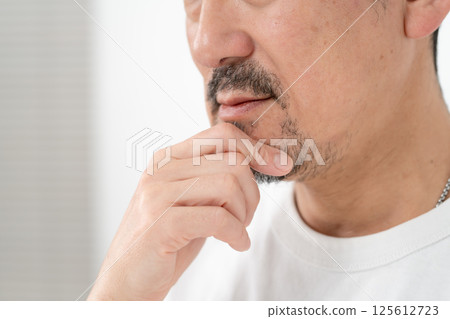 男性，中年，鬍鬚，嘴巴 125612723