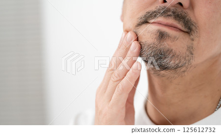 男性，中年，鬍鬚，嘴巴 125612732