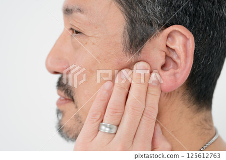 雄性耳朵向上 125612763