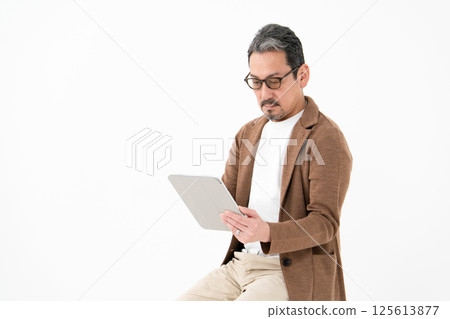 Casual business, middle-aged man, tablet Casual business, middle-aged man, tablet 125613877